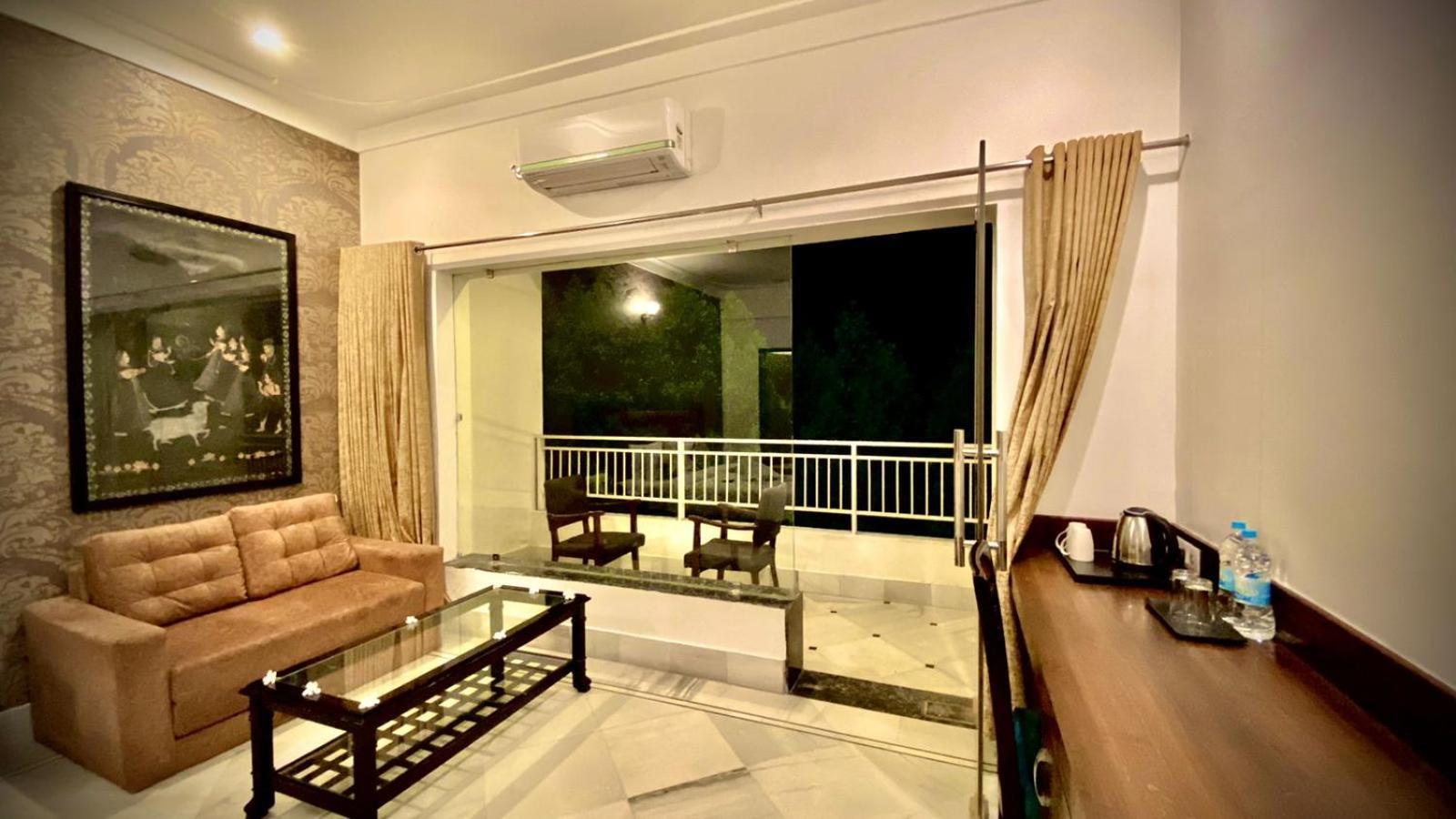Mewar Palace Resort And Spa Udaipur Exteriör bild