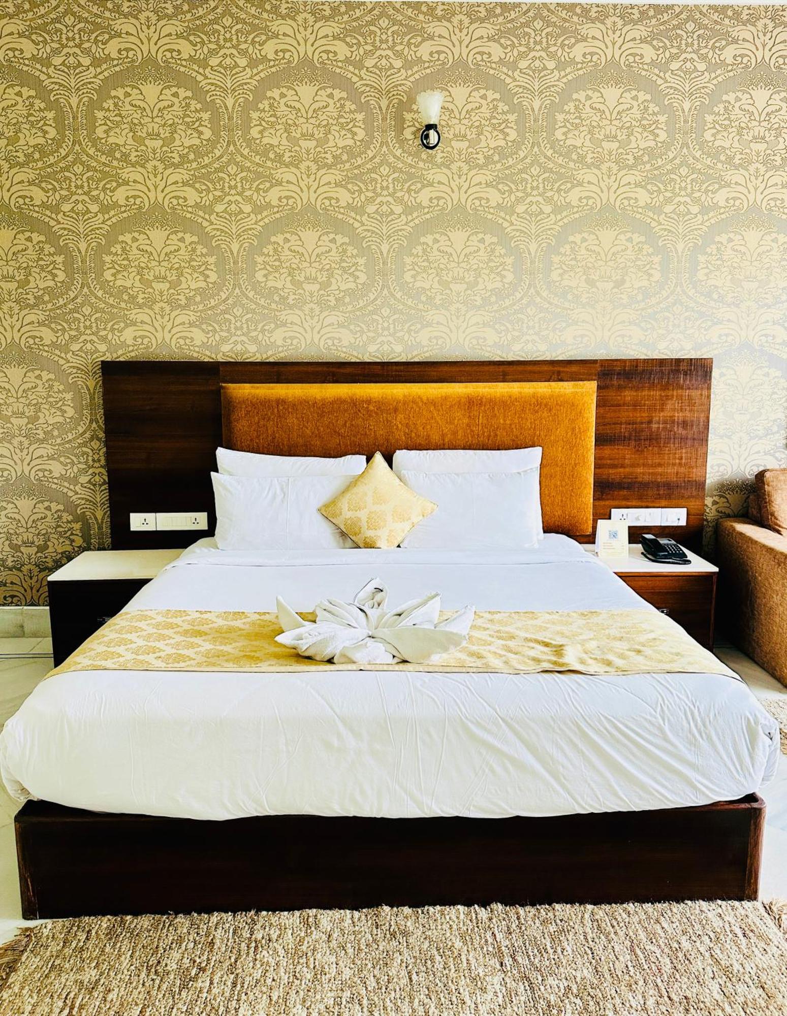 Mewar Palace Resort And Spa Udaipur Exteriör bild