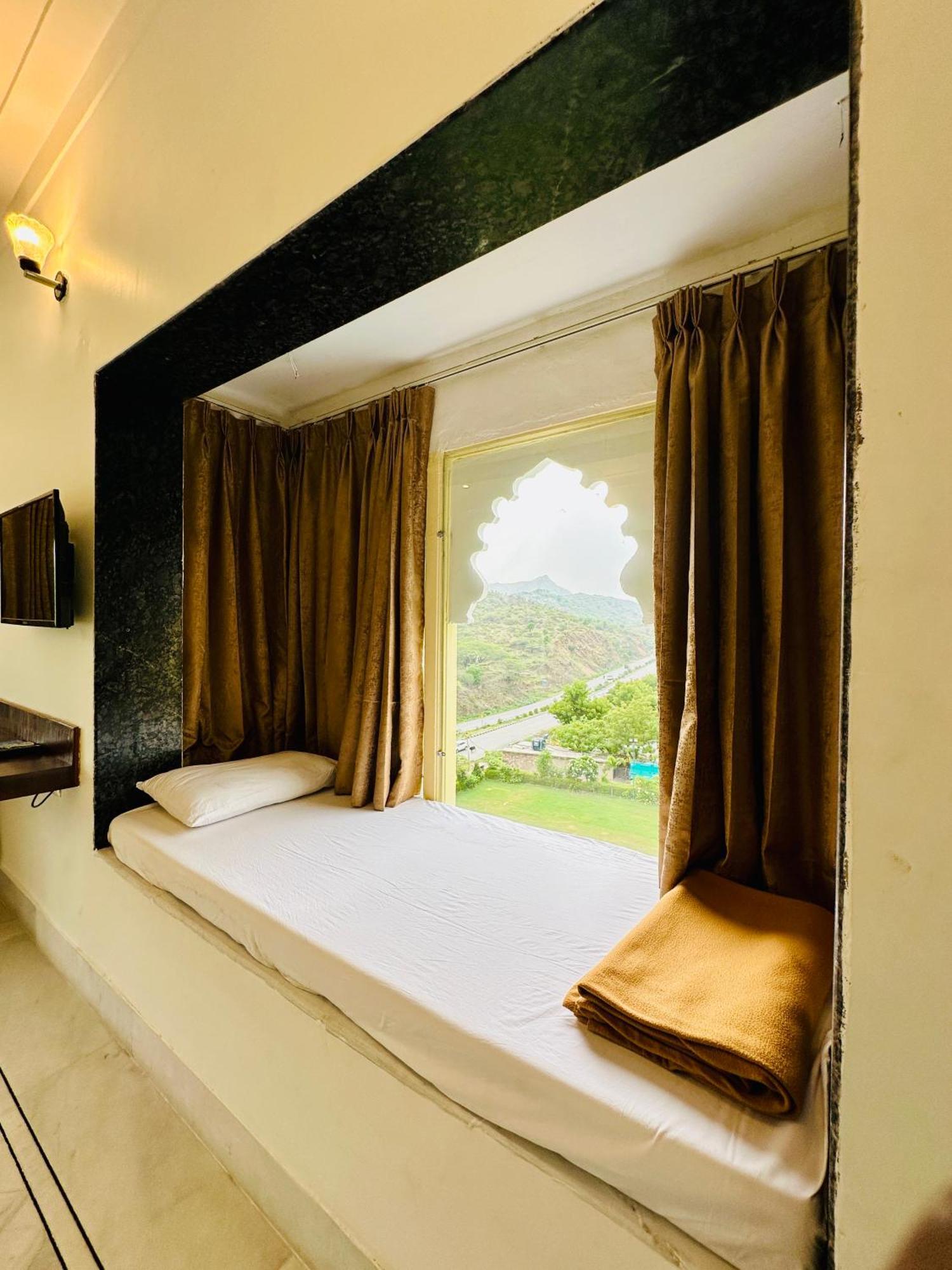 Mewar Palace Resort And Spa Udaipur Exteriör bild